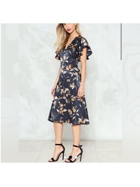 Elli White All over floral Satin v neck midi dress flare cap sleeve